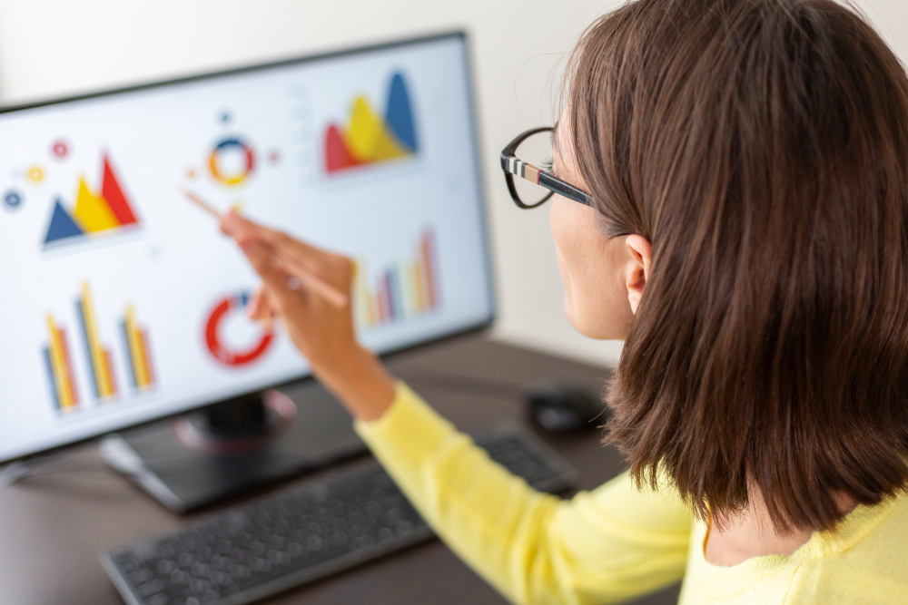 Gestores de pricing e inteligência de mercado analisando estratégia de preços no varejo
